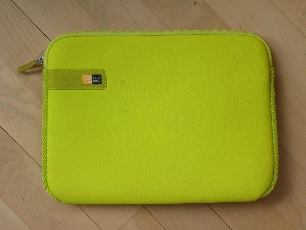Laptopcover / -hoes. Knalgeel. Superleuk., Computers en Software, Laptophoezen, Ophalen of Verzenden, Zo goed als nieuw, Case Logic
