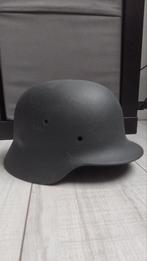 M40 Duitse WO2 helm met battle damage, Ophalen of Verzenden, Landmacht, Duitsland, Helm of Baret