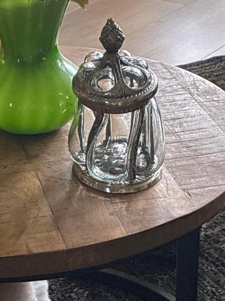 Decoratieve glazen pot met metalen deksel, Ophalen