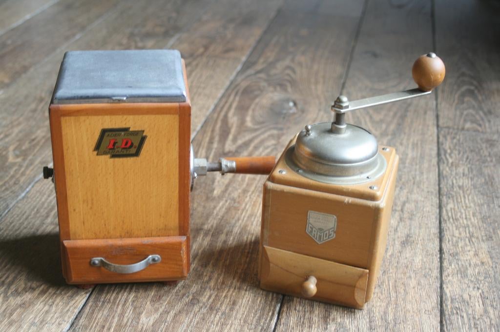 2 x antieke koffiemolens ID en FAMOS (jaren 50), Antiek en Kunst, Ophalen of Verzenden