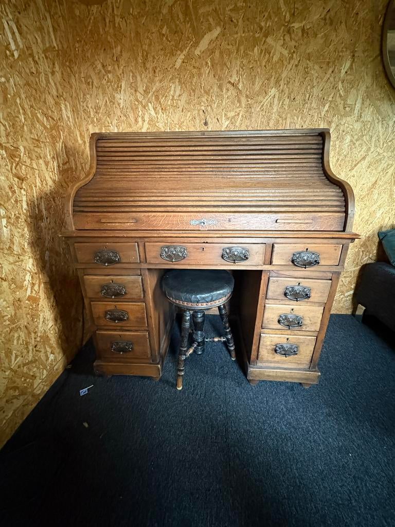 Antiek bureau met rol luik en kruk, Ophalen