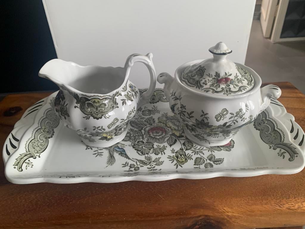 Servies melk en suiker op dienblad, Ophalen