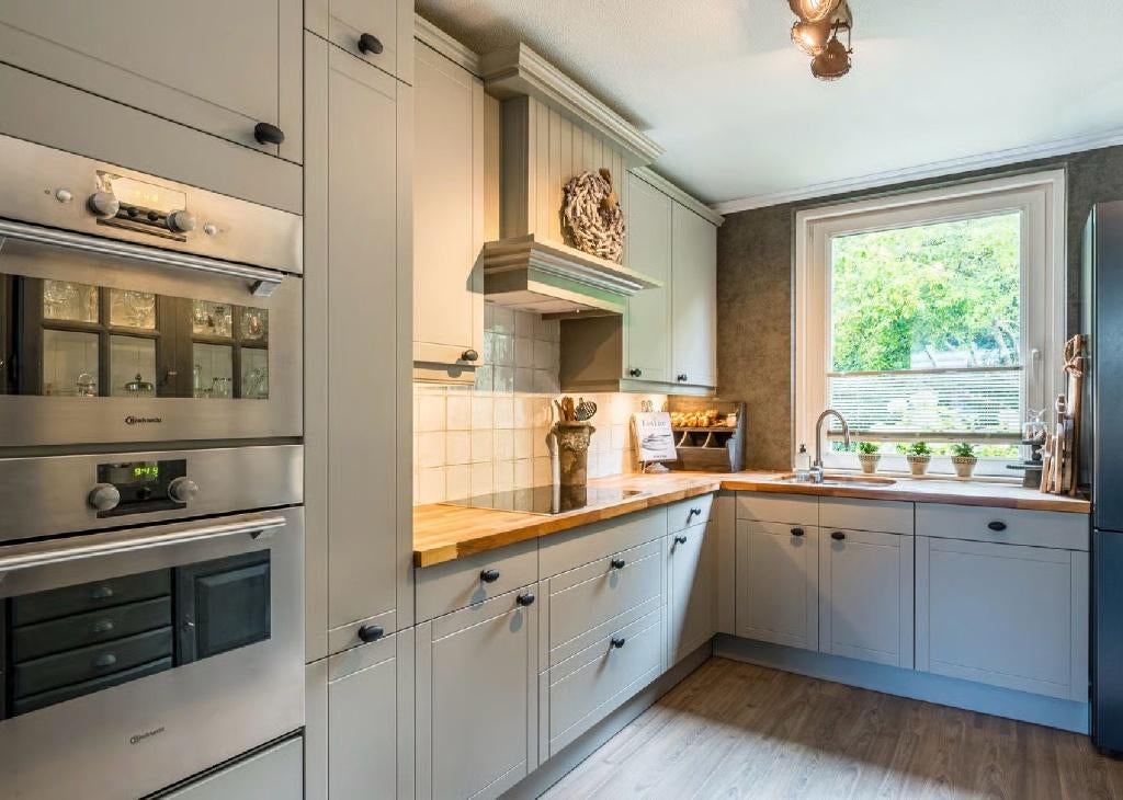 L- keuken met opgeknapte frontjes + BOSCH inductie (2023), Huis en Inrichting, Keuken | Complete keukens, Ophalen, Gebruikt, Hout