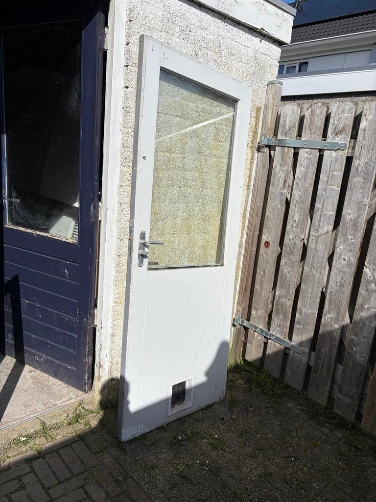 Witte Buitendeur met Kattenluik - 200 cm hoog, Doe-het-zelf en Verbouw, Gebruikt, Minder dan 80 cm, Ophalen of Verzenden, Buitendeur