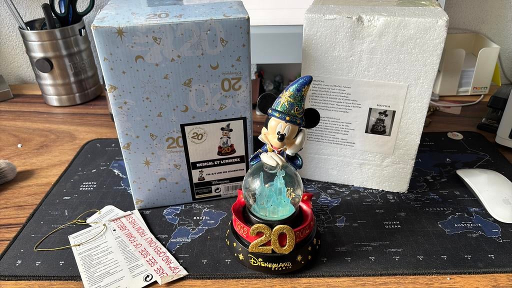 snow globe muziekdoos MICKEY DISNEYLAND PARIS 1992 2012 20 j, Ophalen of Verzenden, Mickey Mouse, Zo goed als nieuw