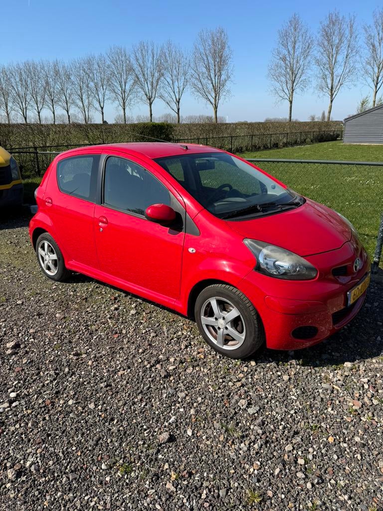 Toyota Aygo 1.0 12V Vvt-i 5DRS 2010 Rood, Voorwielaandrijving, Stof, 4 stoelen, 68 pk