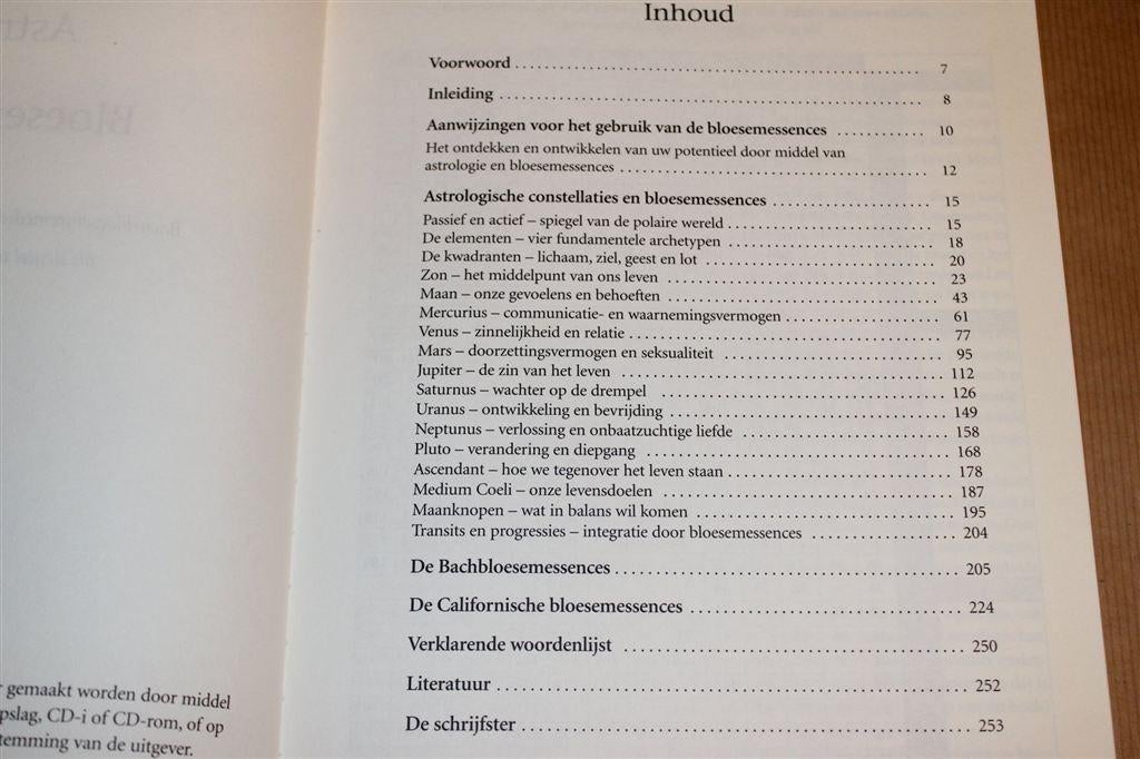 Astrologie & Bloesemtherapie — Bach & Californische Remedies, Ophalen of Verzenden, Gelezen, Overige onderwerpen, Achtergrond en Informatie