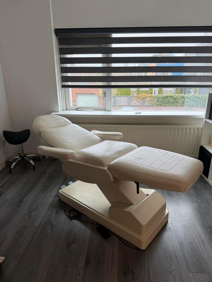 Schoonheidsspecialist behandelstoel half elektrisch, Sport en Fitness, Massageproducten, Gebruikt, Massagetafel, Ophalen