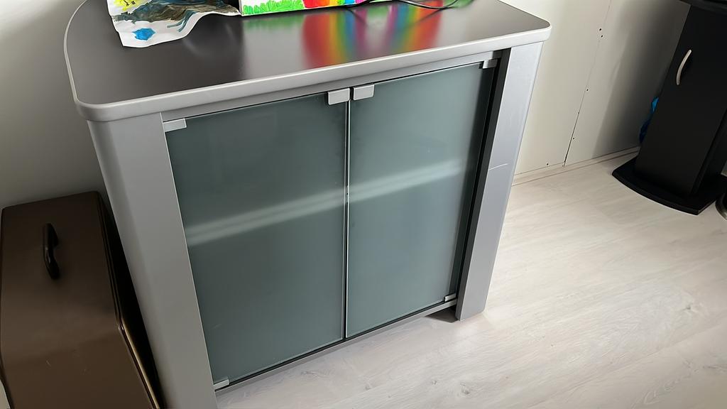 Mooie, degelijke grijze kast met glazen deuren, Ophalen, Zo goed als nieuw