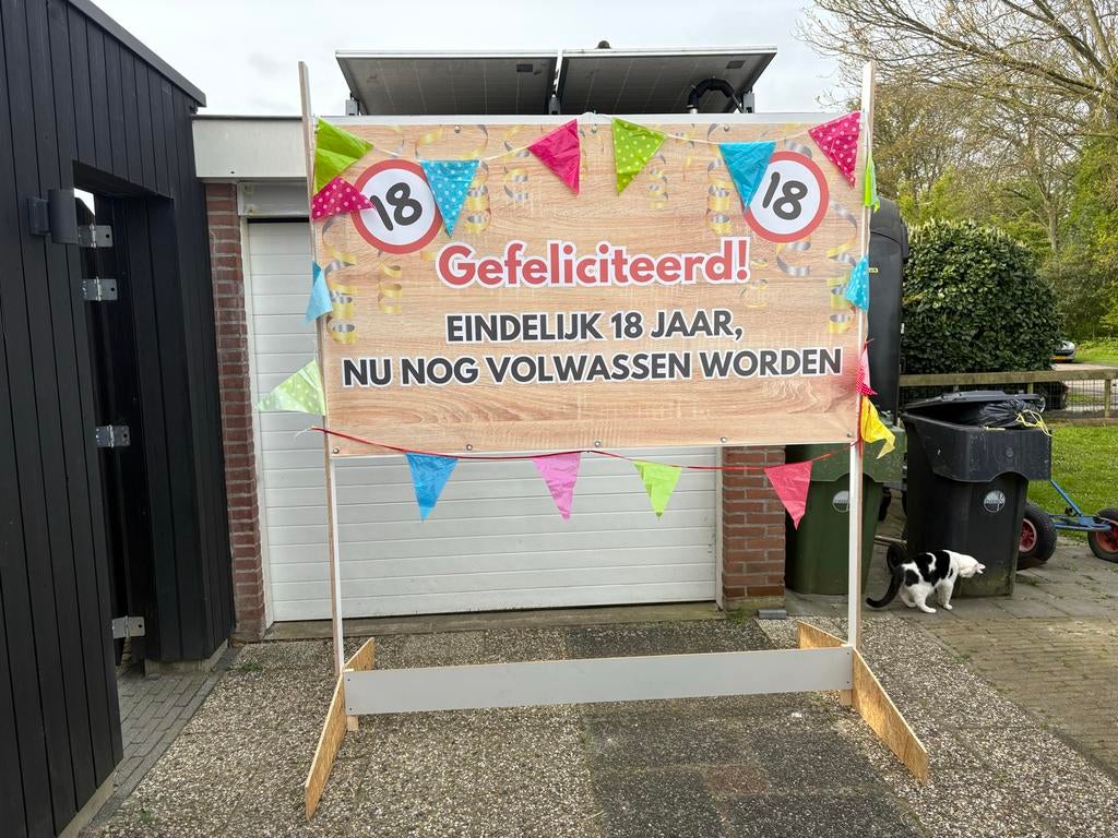 Gefeliciteerd 18 jaar spandoek met standaard, Hobby en Vrije tijd, Feestartikelen, Ophalen, Gebruikt, Versiering, Verjaardag