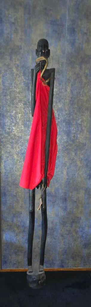 Houten beeld met rode doek, Ophalen