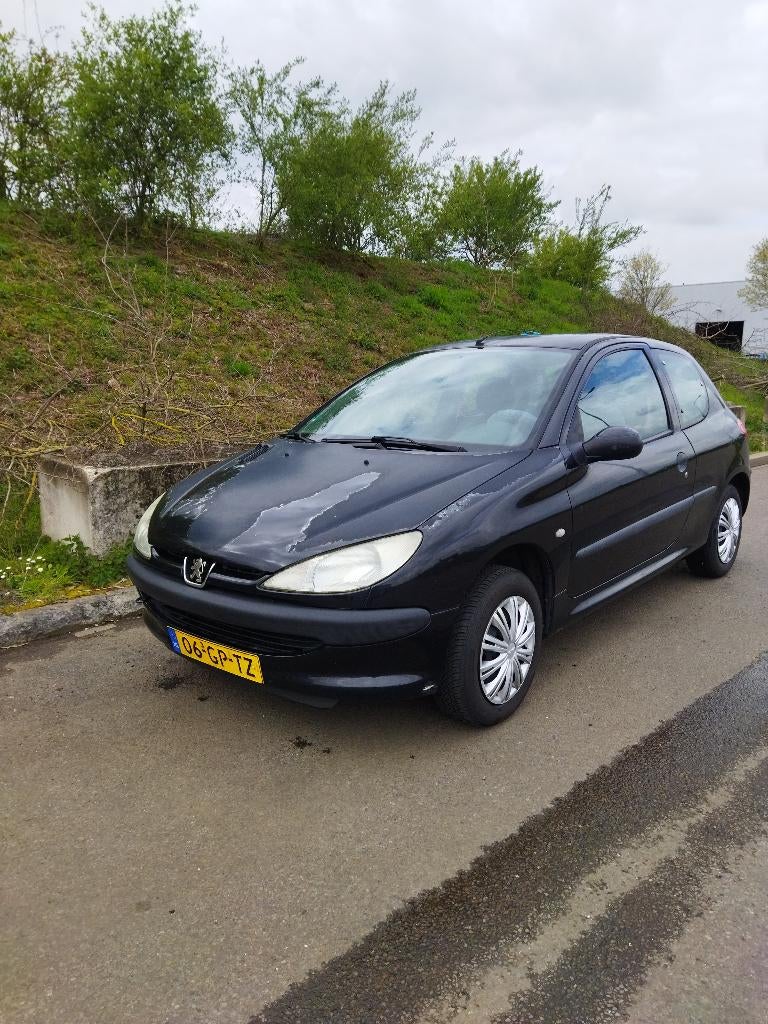 Peugeot 206 bouwjaar maart 2001, Voorwielaandrijving, Stof, 4 cilinders, Zwart