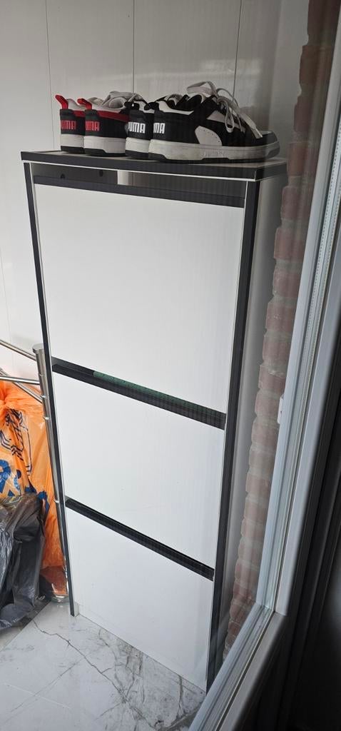 Schoenenkast, Ophalen