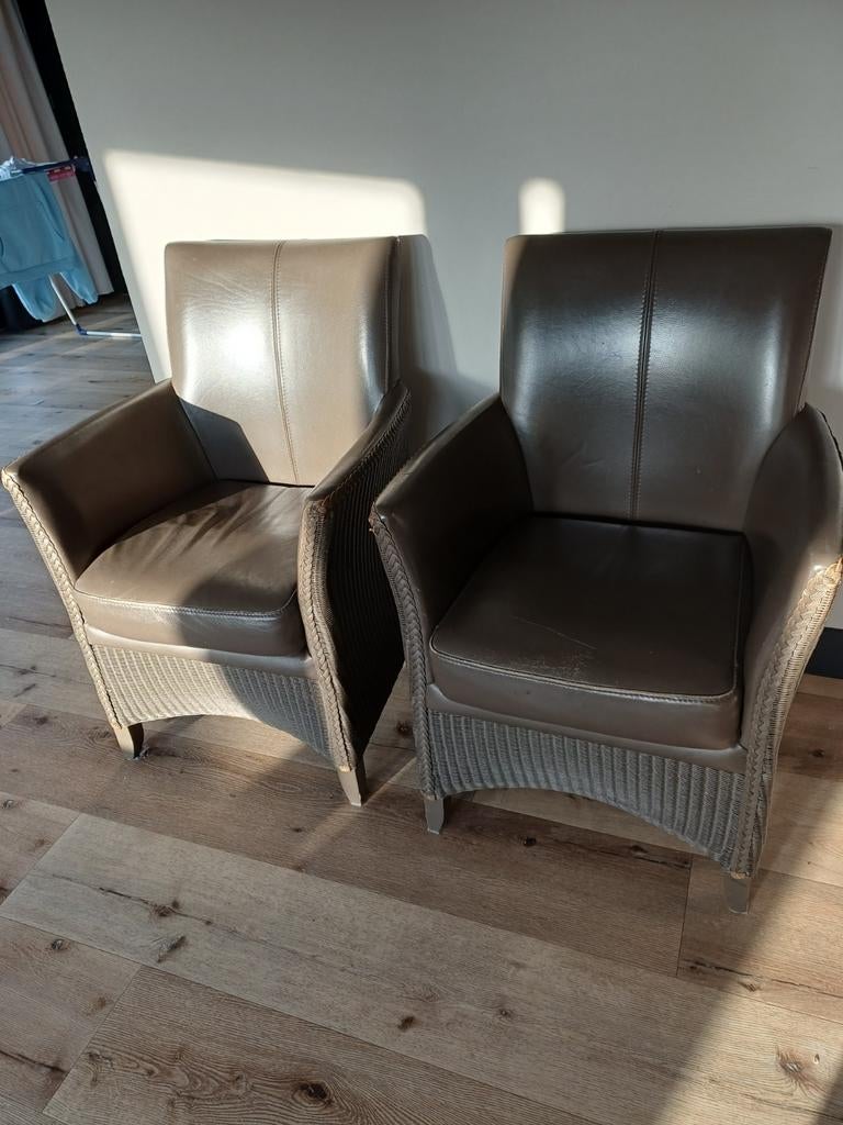 2 taupe leren fauteuils met rotan, gebruikt maar mooi, Huis en Inrichting, Fauteuils, Ophalen