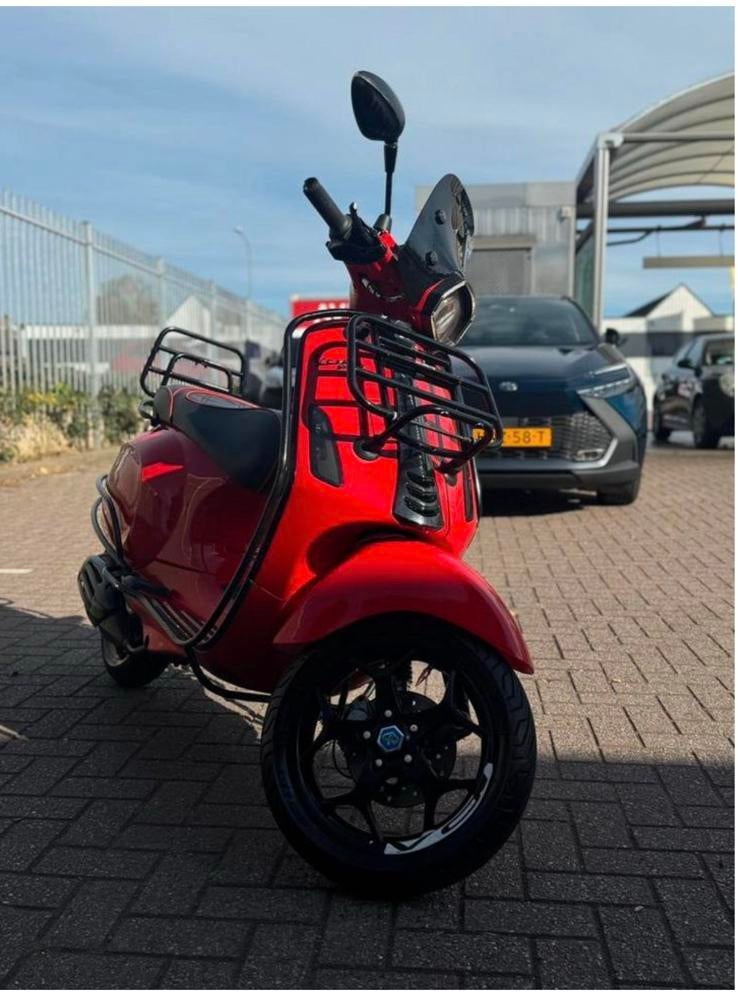 Vespa 80cc iget, Fietsen en Brommers, Scooters | Vespa, Ophalen of Verzenden, Zo goed als nieuw, Benzine, Overige modellen