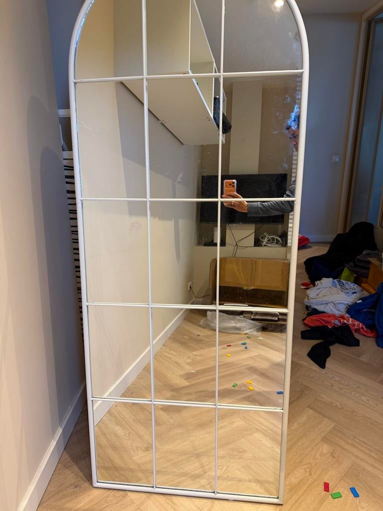 Grote witte spiegel met boogvorm en raamwerk, Huis en Inrichting, Woonaccessoires | Spiegels, Ophalen of Verzenden, Zo goed als nieuw