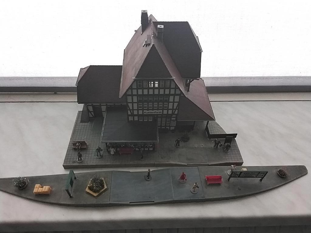 Modelhuisje Kibri station Kottenforst, Hobby en Vrije tijd, Modeltreinen | H0, Overige merken, Gelijkstroom of Wisselstroom, Brug, Tunnel of Gebouw
