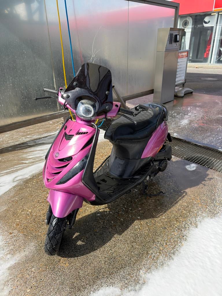 Piaggio Zip (2023) – Custom Roze – Topstaat!, Fietsen en Brommers, Scooters | Piaggio, Ophalen, Zip, Zo goed als nieuw, Benzine