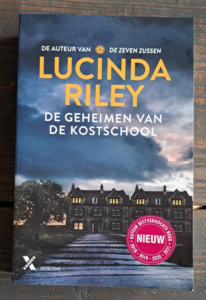 Lucinda Riley – De geheimen van de kostschool, Lucinda Riley, Ophalen of Verzenden, Zo goed als nieuw, Nederland