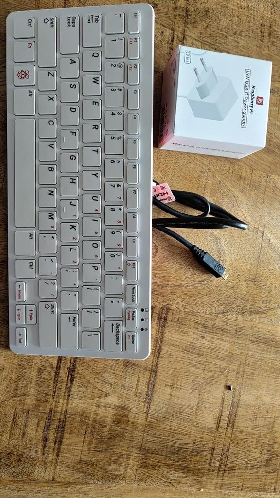 Raspberry Pi 400 Kit: SD, Micro HDMI, Voeding, Computers en Software, Desktop Pc's, Zo goed als nieuw, Minder dan 2 Ghz, 4 GB