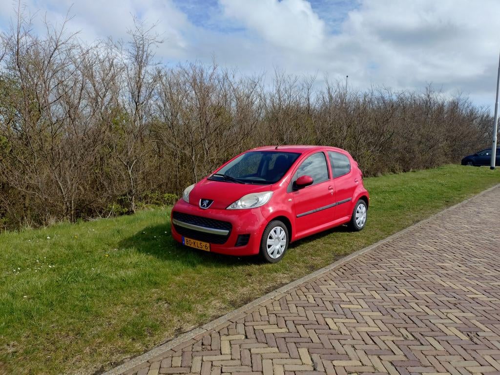 Peugeot 107 1.0 12V 5DR 2010 Rood, Auto's, Peugeot, Voorwielaandrijving, 4 stoelen, 68 pk, Origineel Nederlands
