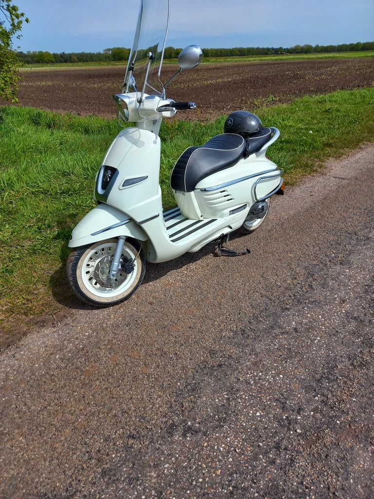 Gevraagd rechts spiegel Peugeot django, Fietsen en Brommers, Ophalen of Verzenden