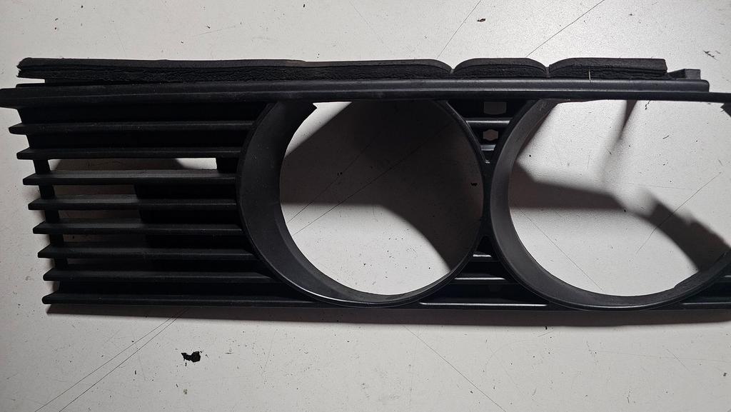 Grille links zwart BMW 3 serie E30 51131876091 1876091, Gebruikt, -, Ophalen of Verzenden, -