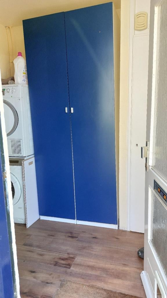 Hoge IKEA kast met blauwe deuren, Ophalen