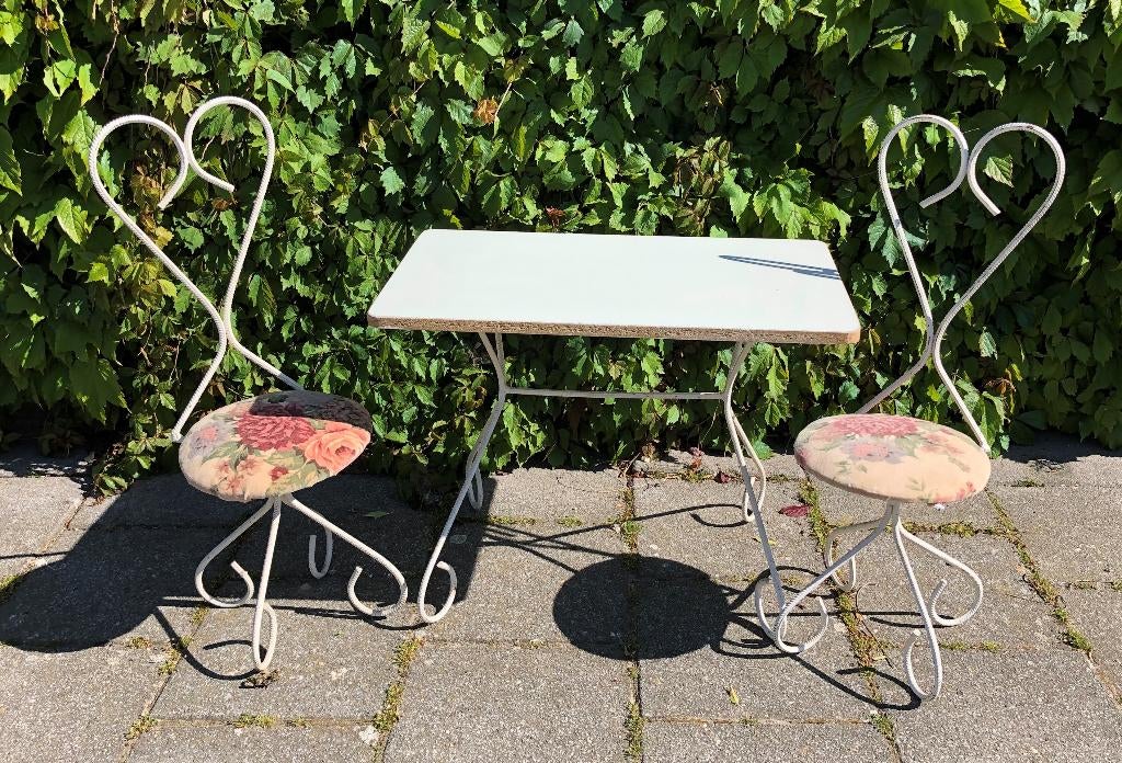 Brocante smeedijzeren tafeltje met 2 stoeltjes / kleuter, Antiek en Kunst, Curiosa en Brocante, Ophalen