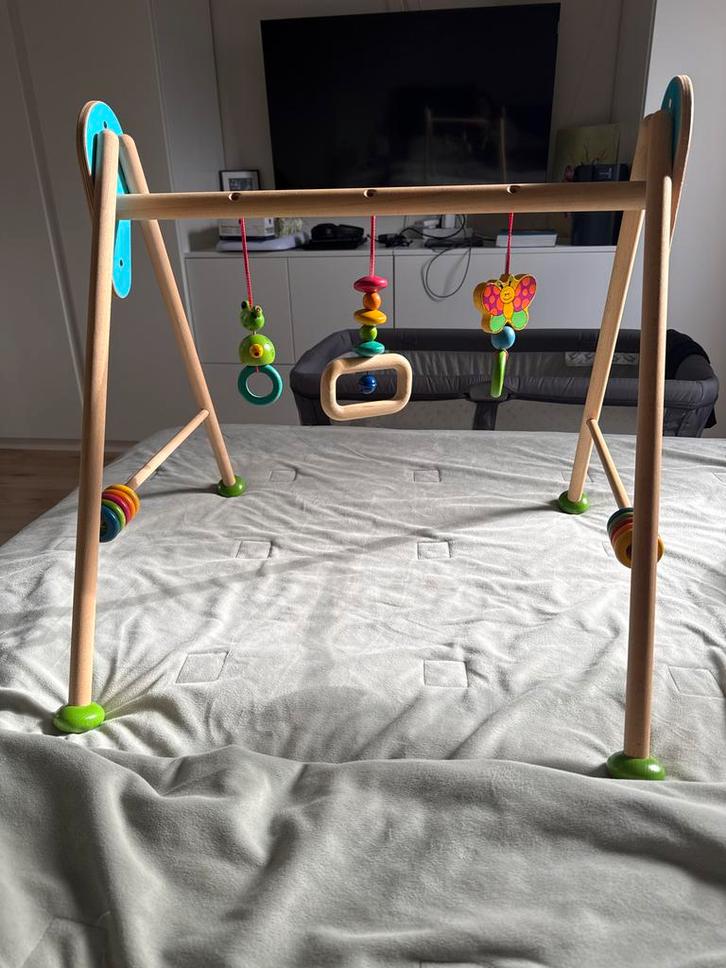 Houten Babygym met 3 vrolijke hangende speeltjes, Kinderen en Baby's, Speelgoed | Babyspeelgoed, Zo goed als nieuw, Babygym, Ophalen