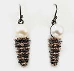 Parel oorbellen met zwarte rhodium en 14K rose goud, Hangers, Nieuw, Ophalen of Verzenden, Met edelsteen