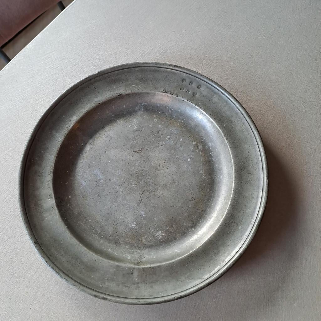 Groot gemerkt tinnen bord met lichte gebruikerssporen, Antiek en Kunst, Antiek | Tin, Ophalen of Verzenden