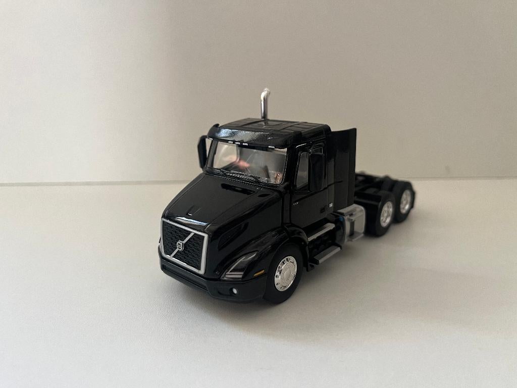 Zwarte Volvo VNR 300 dagcabine van First Gear, Hobby en Vrije tijd, Ophalen of Verzenden, Nieuw, Bus of Vrachtwagen, Overige merken