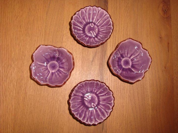 Set bloemvormige schaaltjes vier stuks nieuw, Huis en Inrichting, Keuken | Servies, Nieuw, Schaal of Schalen, Overige stijlen