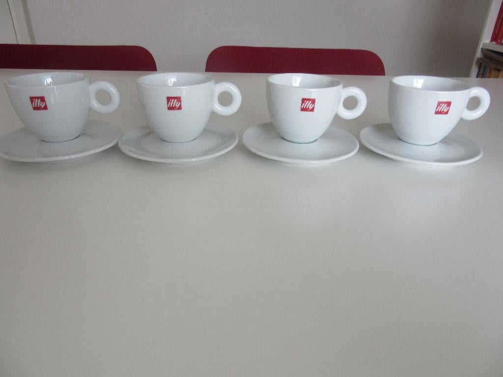 Illy - 4 Cappuccino Cups + Saucer - nieuwstaat, Ophalen of Verzenden, Zo goed als nieuw, Overige stijlen, Kop(pen) en/of Schotel(s)