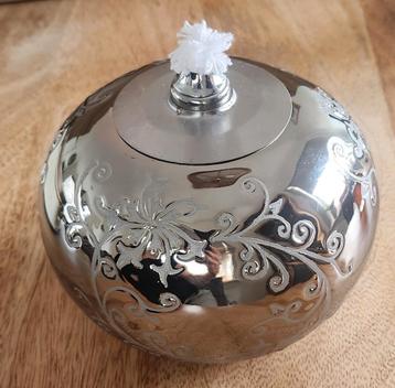 Zilverkleurige Olielamp met Bloemmotief beschikbaar voor biedingen