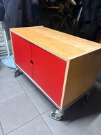 Houten Kast met Rode Deuren op Wielen, Ophalen, Gebruikt, 50 tot 100 cm, 25 tot 50 cm