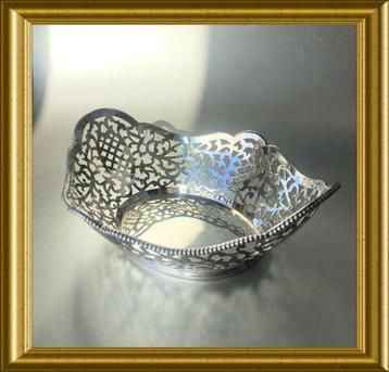 Mooi ajour zilveren soezenmandje, bonbonschaal groot model beschikbaar voor biedingen