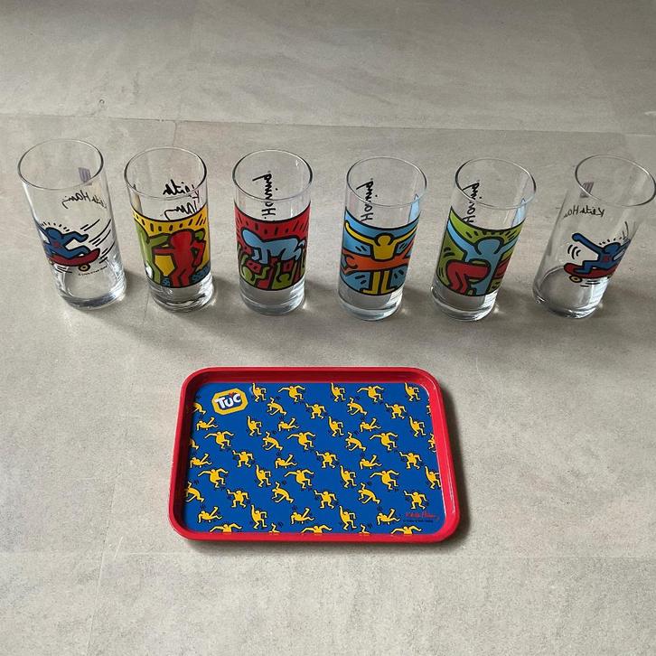 6 Keith Haring design glazen en dienblaadje in prima staat, Antiek en Kunst, Kunst | Designobjecten, Verzenden
