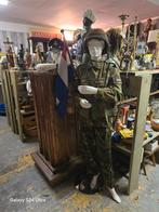 Pop met Legerkleding met alles er op en aan ., Ophalen