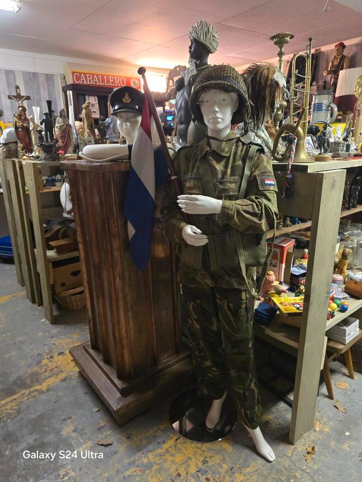 Pop met Legerkleding met alles er op en aan ., Verzamelen, Militaria | Algemeen, Ophalen