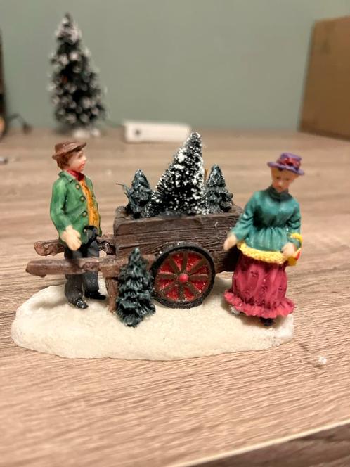 Kerstdorp Figuur: Man met Wagen Kerstbomen, Diversen, Kerst, Zo goed als nieuw, Ophalen of Verzenden