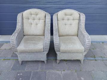  2 rieten tuinstoelen met dikke kussen, zitten heerlijk!!  beschikbaar voor biedingen