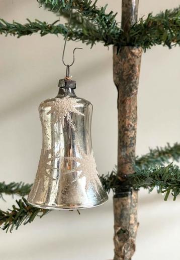 Brocante oude kerstbal klokje zilver beschikbaar voor biedingen