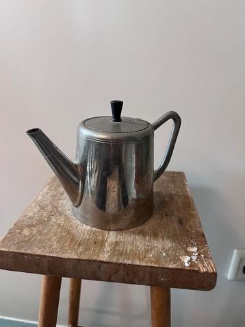 Tinnen koffiekan beschikbaar voor biedingen