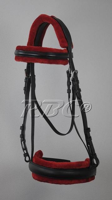 Trekpaarhoofdstel met bont beschikbaar voor biedingen