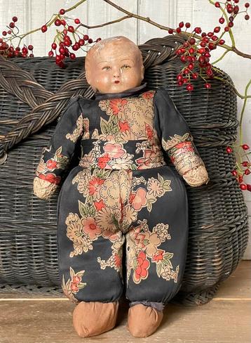 Brocante oud popje stro gevuld met zijden kleertjes beschikbaar voor biedingen