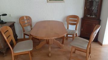 Licht eiken eethoek met 4 stoelen met stoffen bekleding.  beschikbaar voor biedingen