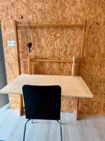Houten Bureau met Verstelbare Hoogte beschikbaar voor biedingen