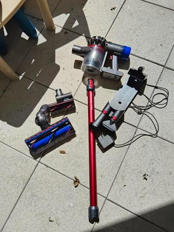 DYSON V8 MET ACCESSOIRES  beschikbaar voor biedingen